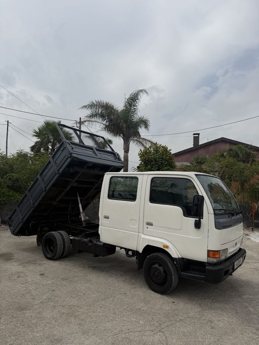 Nissan tribasculante ligeira