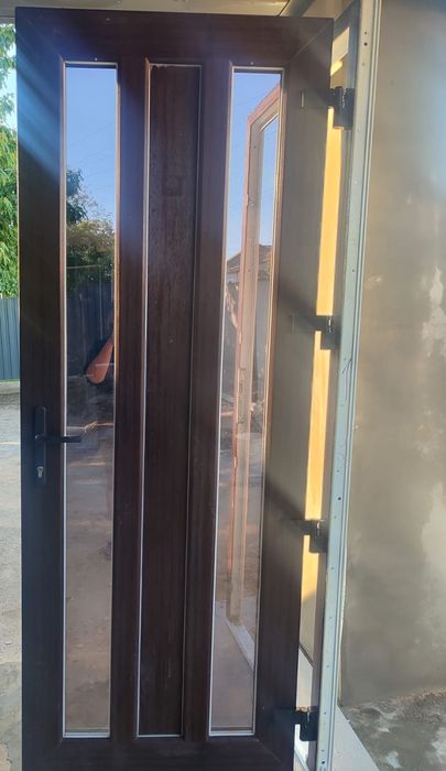 Входні двері пластикові