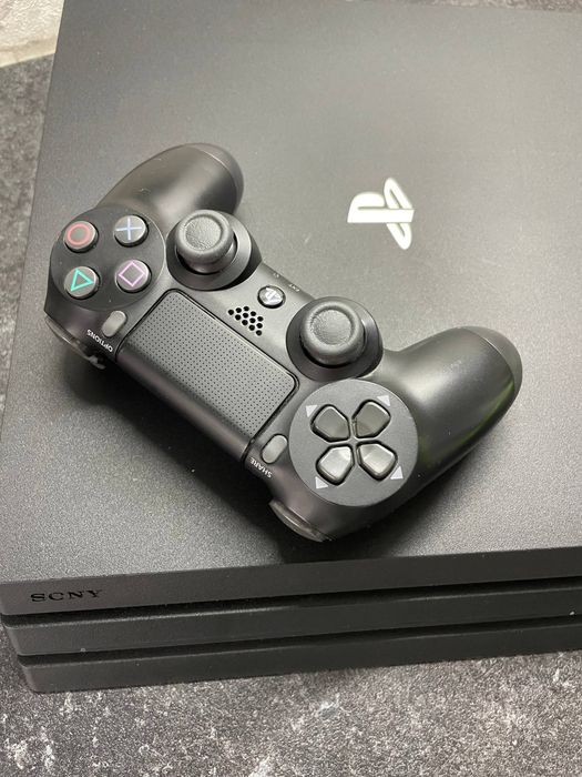 Sony PlayStation 4 Pro (CUH-7116B) — 1 ТБ, один джойстик.