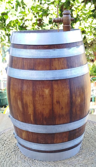 Pipa de aguardente muito antiga com suporte e torneira.