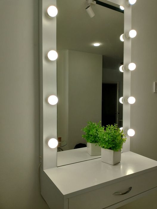 Дзеркало з підсвіткою для макіяжу