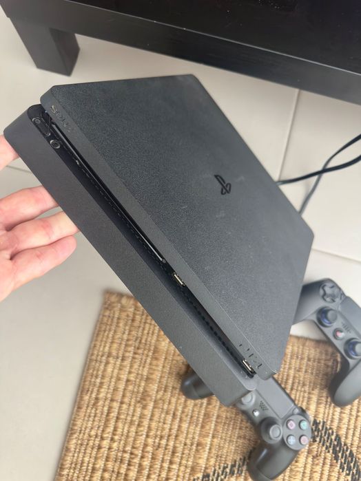 PlayStation 4 (1 TB) + 2 Comandos + 11 Jogos