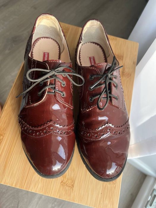 Pantofle damskie brogsy czerwone lakierowane skórzane rozmiar 39