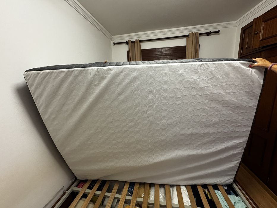 Colchão Emma Original Pro+ 140x190 + Cama Casal com estrado e boa arrumação