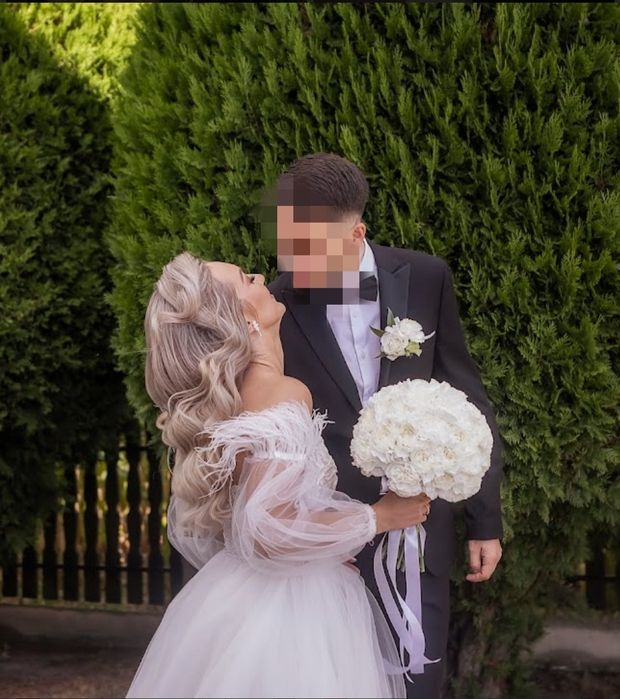 Suknia ślubna rękawki piórka