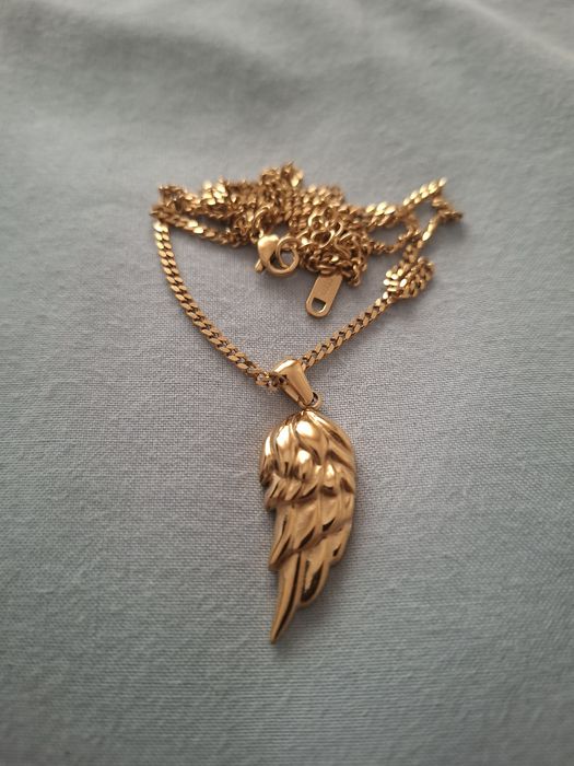 Colar dourado com pendente