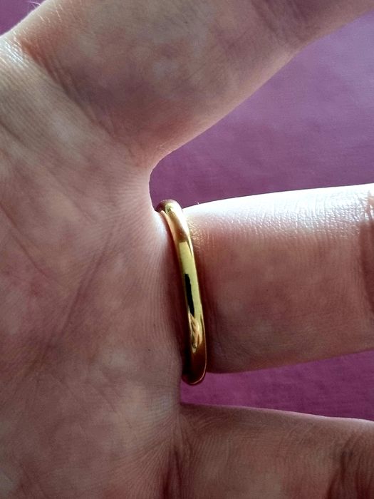 Anel dourado, em aço, com pedra de vidro e madrepérola. T20