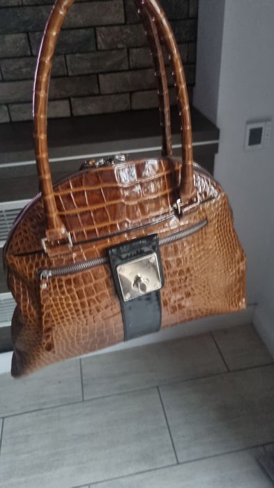 Torebka z lakierowanej skóry marki Gino Rossi