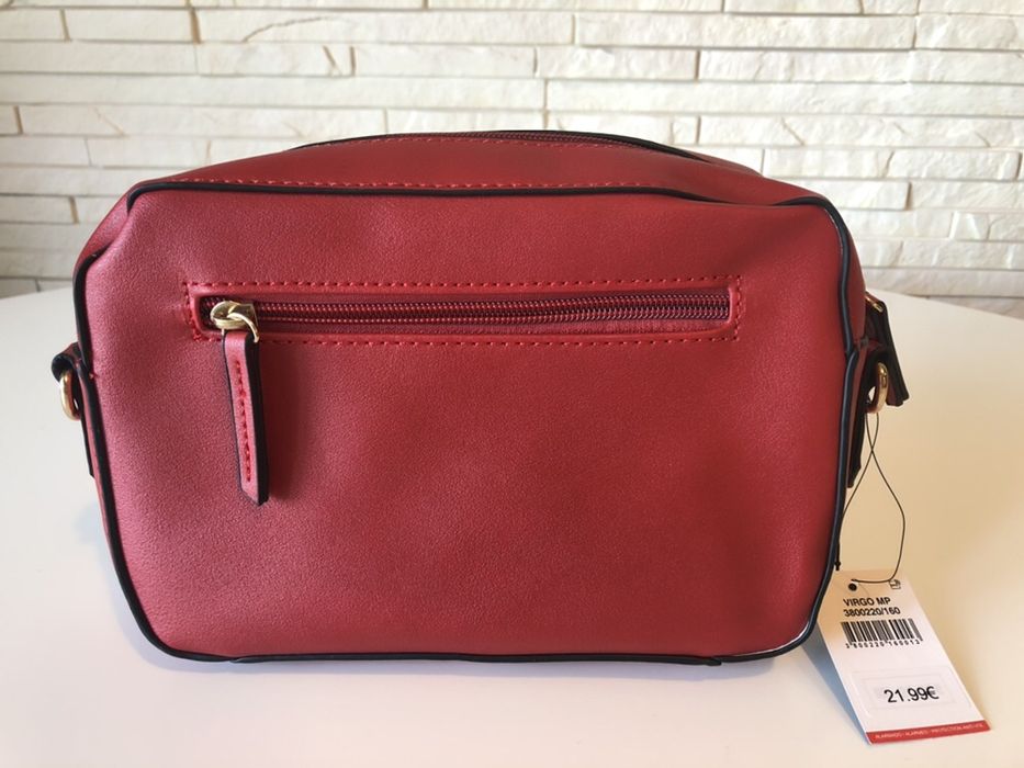 Czerwona torebka marki MISAKO