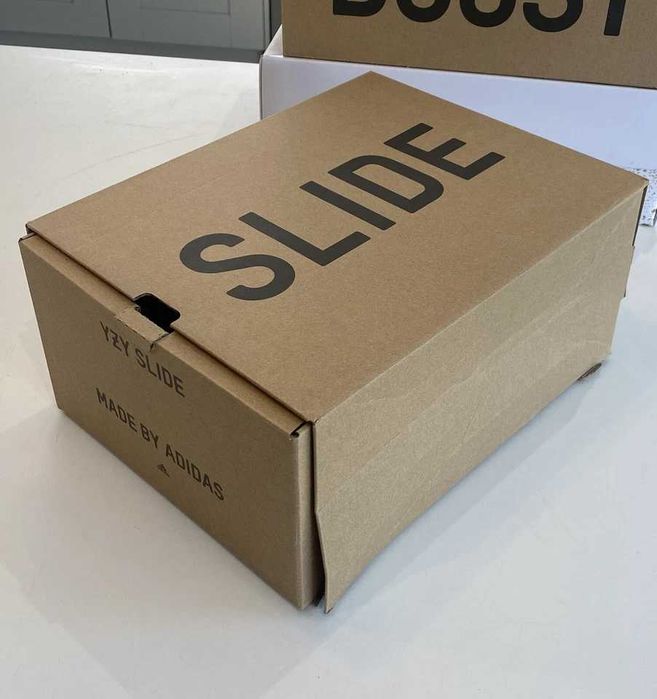 adidas Yeezy Slide / 38