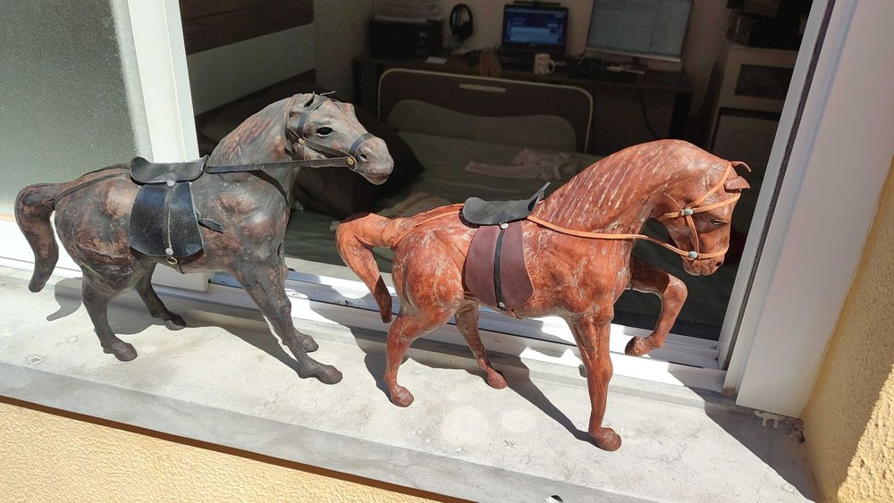Escultura de figura de cavalo vintage em couro