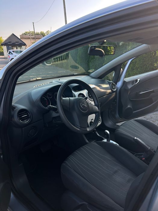 Opel corsa 1,2 бензин,робот