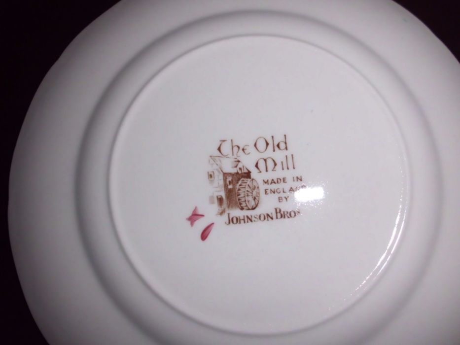 pratos pequenos (2) ingleses da Johnson Bros.