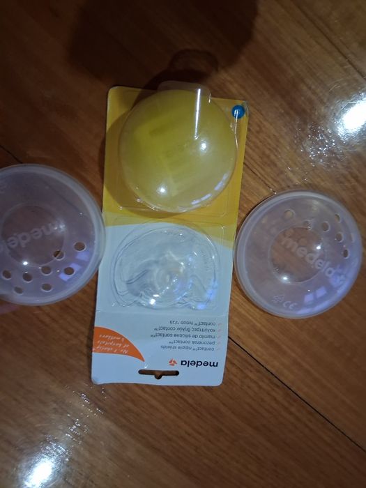 Conchas, bicos silicone e cuecas descartáveis