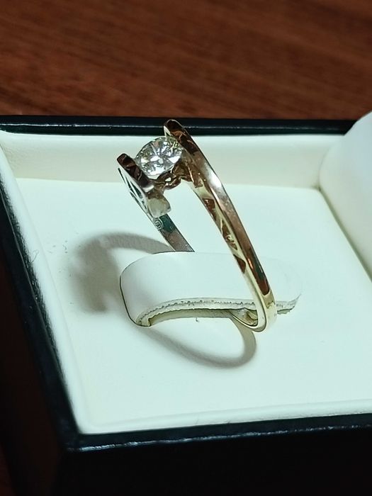 Złoty pierścionek 585 z brylantem 0,40ct (certyfikat )