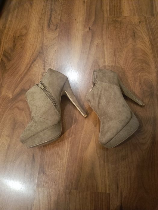 Botas altas e Botins para senhora (5 € cada)