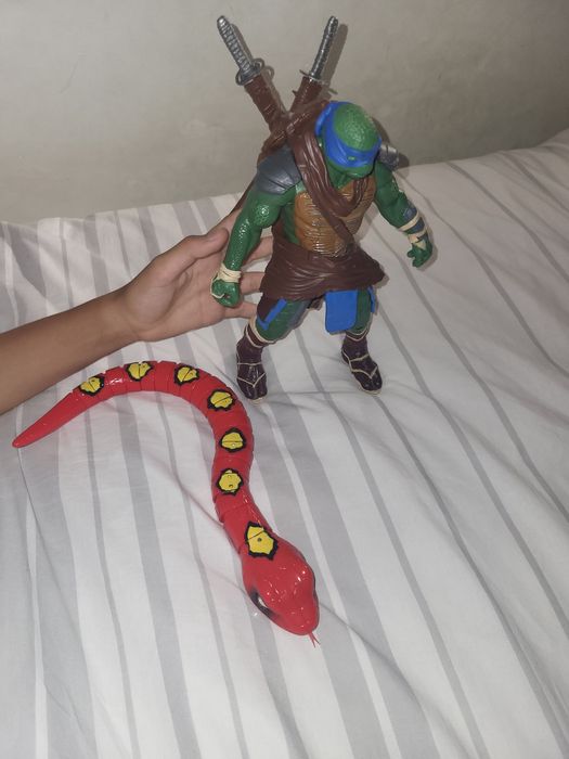 Animais de brinquedo, figura de ação Tartaruga ninja , cobra mecânica que se move.