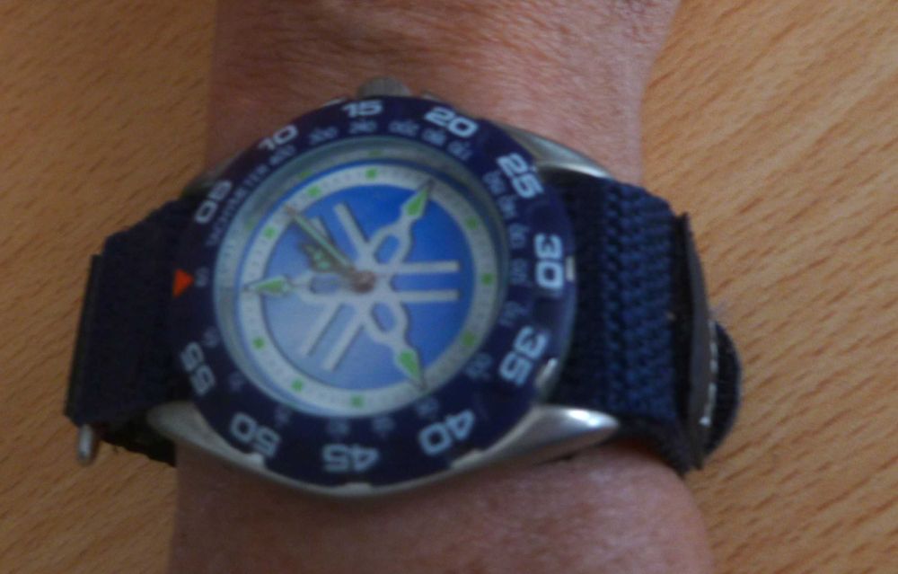 Relógio original da Yamaha para actividades aquáticas à prova de água