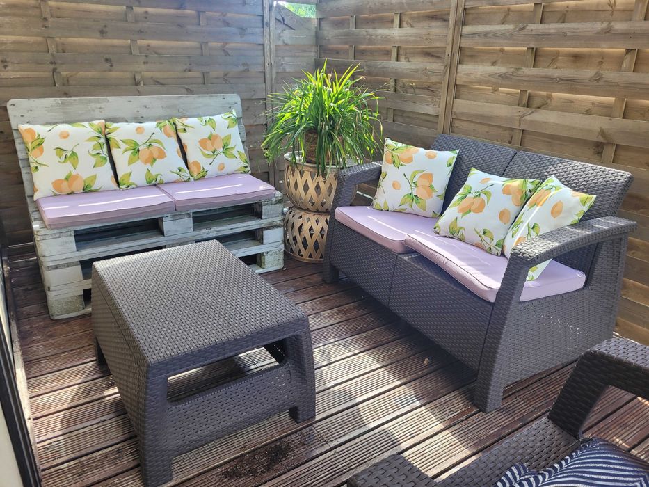 Zestaw mebli ogrodowych – ławki, fotel, stolik – używane