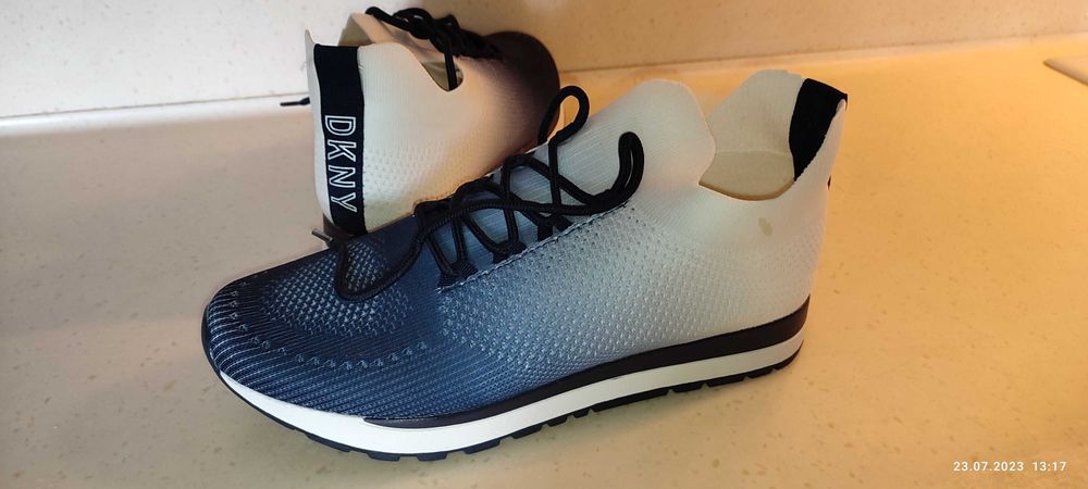 Продам кросівки жіночі нові