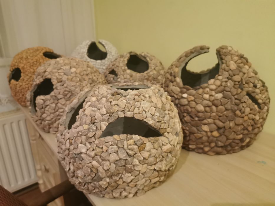 Kule z kamieni, donice do ogrodu, handmadowe donice na balkon.