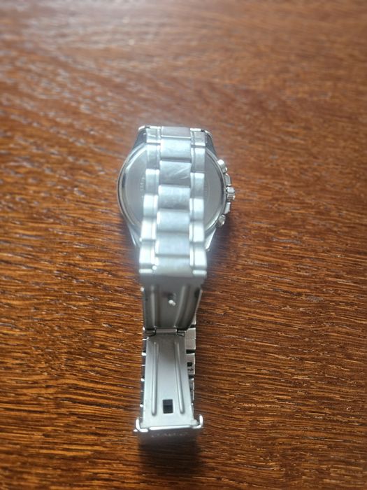 Zegarek Casio srebrny.