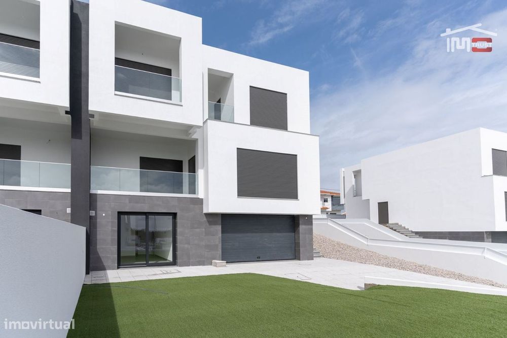 Moradias geminada de excelência a poucos  km da costa da Caparica