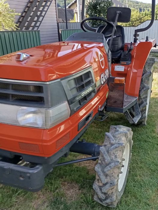В ціну входить трактор Kubota GL-19, плуг, косарка та фриза