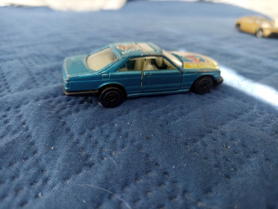 stary vintage metalowy model samochodu Mercedes