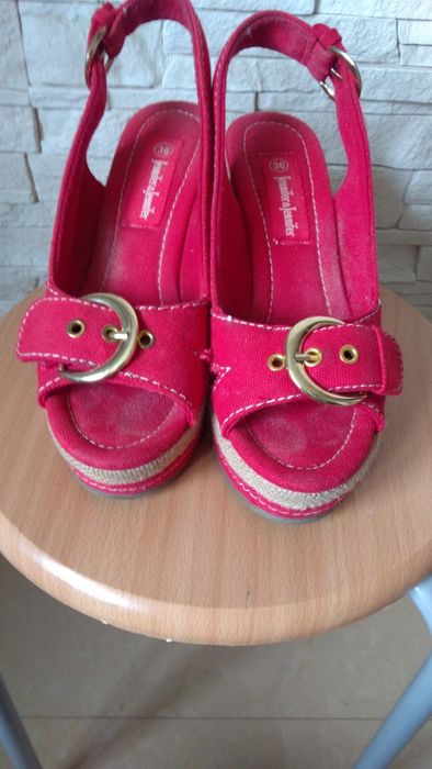Sandały na koturnie 36