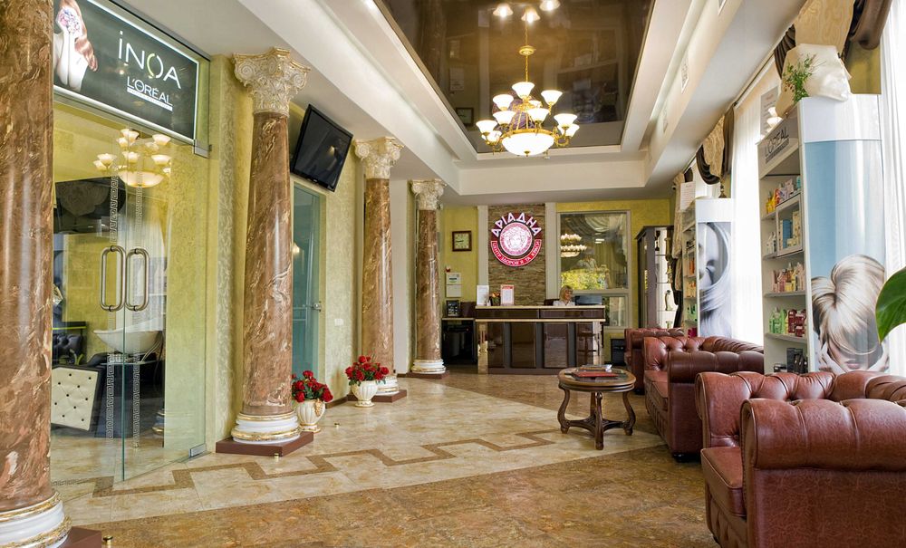 Продаж комерційного приміщення (діючий бізнес) біля Гостинця 447 м.кв.