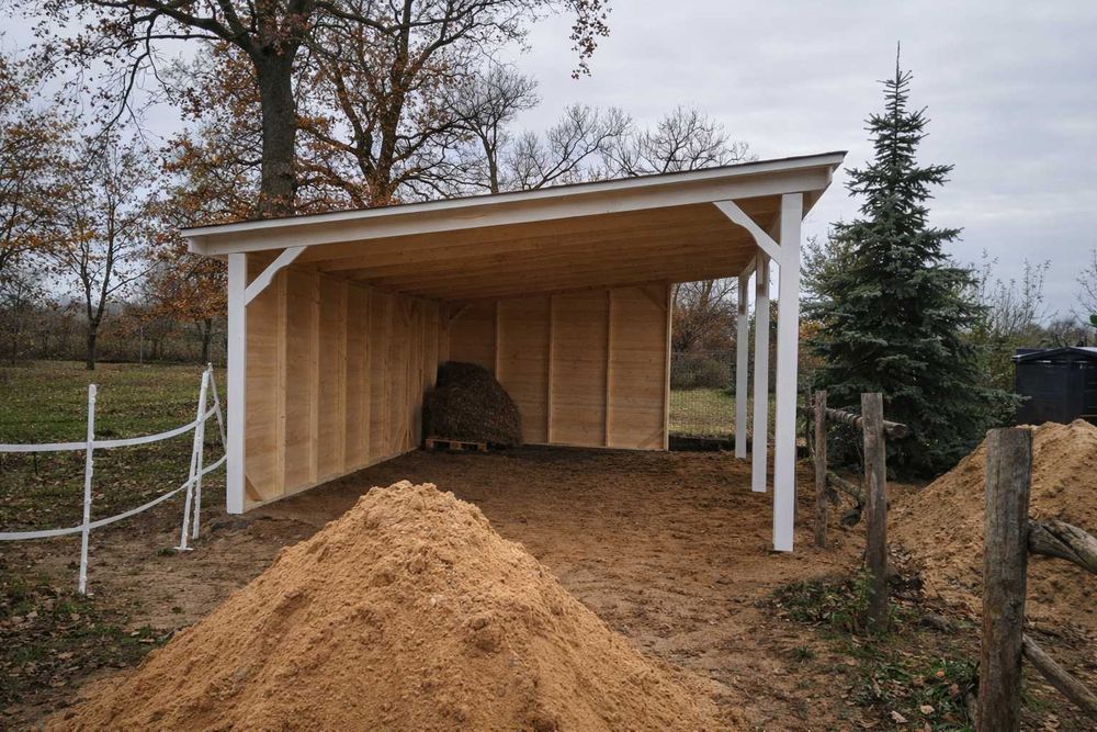 Wiata drewniana dla konia wolnostojąca Wiata na siano, paszę Producent