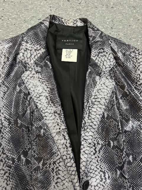 Blazer estilo pele de cobra – Vertigo Paris – Tamanho S