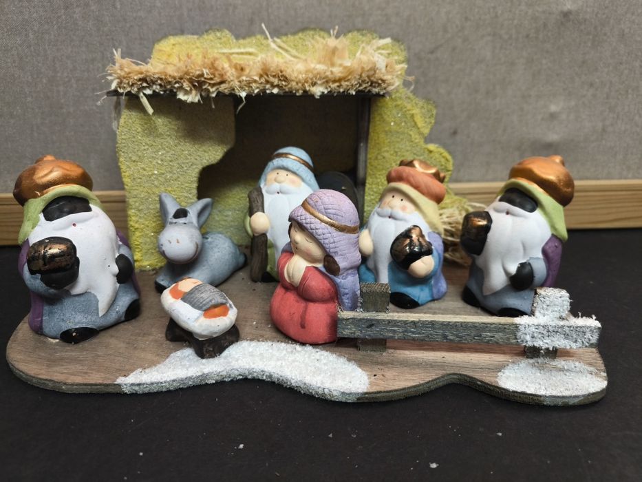 Presépio Cerâmica e Madeira
Presépio decorativo com figuras em cerâmic