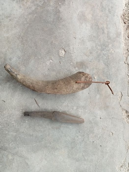 Pedra para afiar gadanha com o suporte.