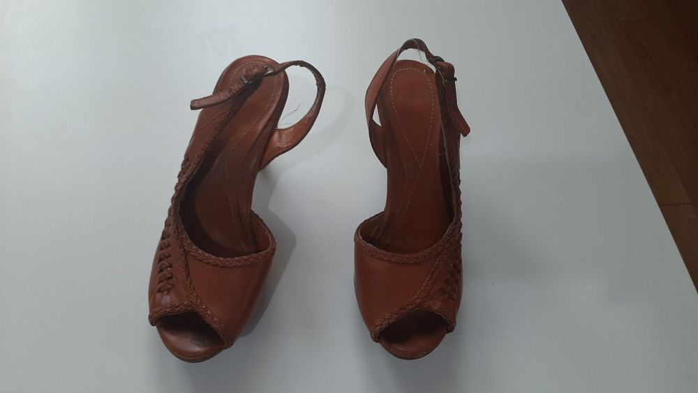 Buty na obcasie bez palcy.  Skórzane brązowe