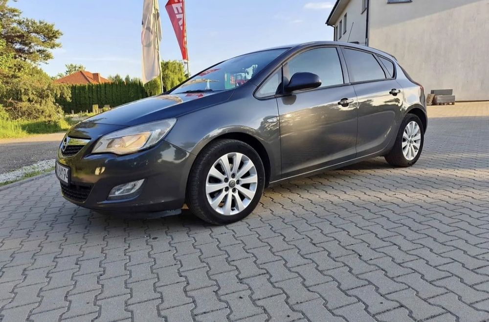 Opel Astra J 2011