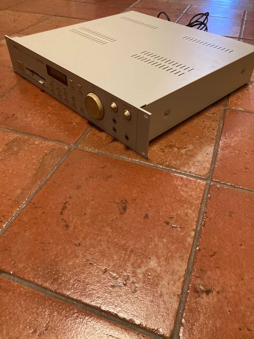 Akai S2000 stereo sampler