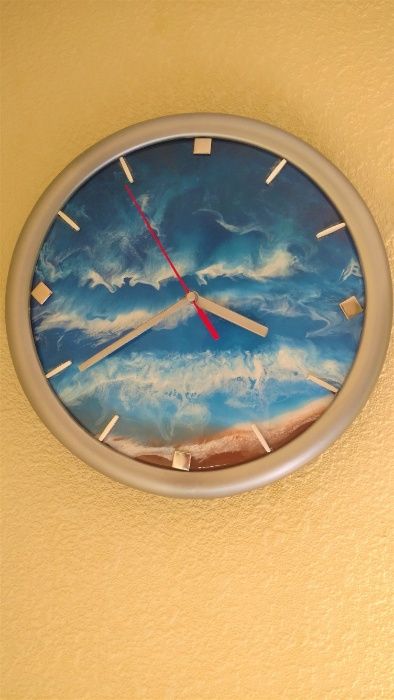 Настенные часы ручной работы в технике Resin art (морской прибой)