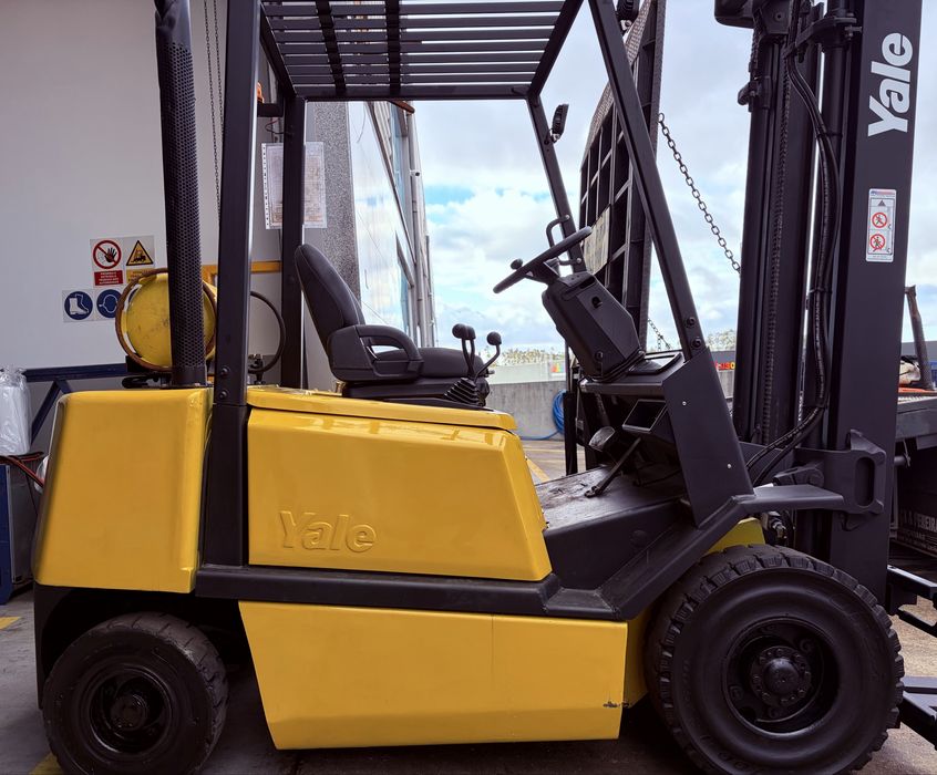 Empilhador Yale 25 , 9500 horas, motor mazda