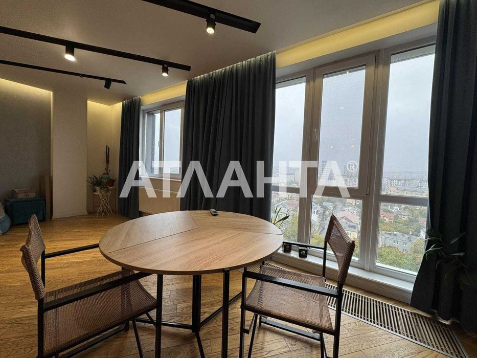 Продається затишна трьохкімнатна квартира-студія в ЖК  Парус.