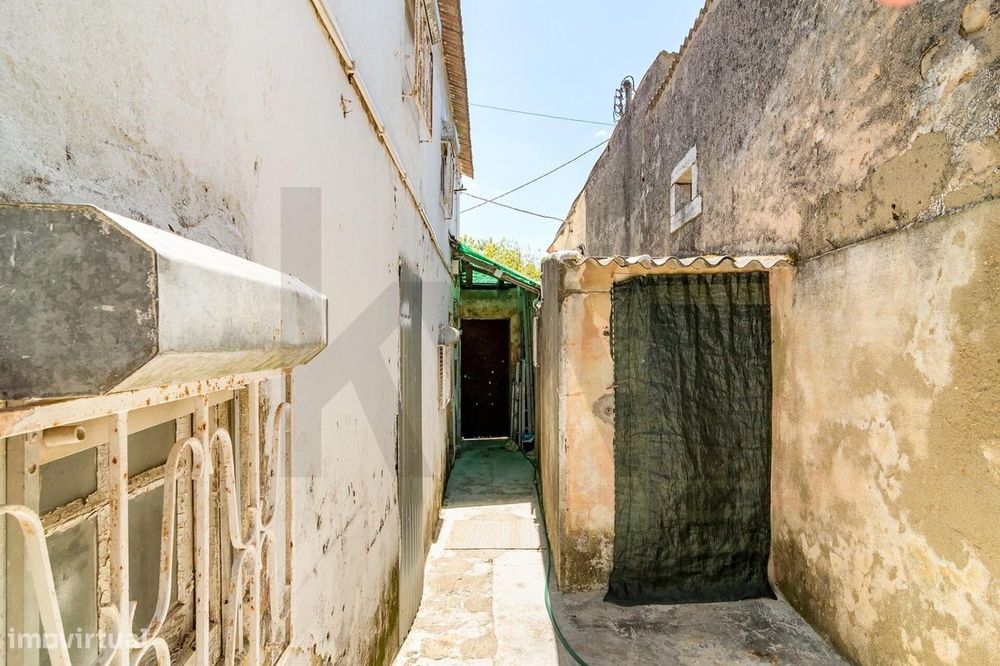 Prédio para Obras no Campo das Amoreiras, em Santa Clara – Lisboa