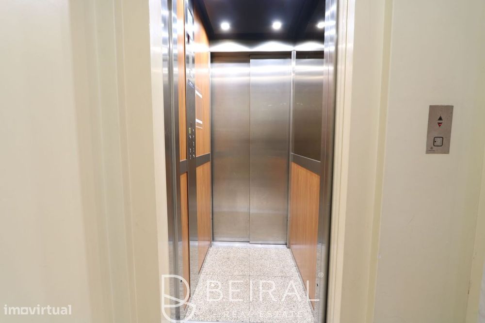 Apartamento T2 às portas de Lisboa, com varanda, vista e estacionamen