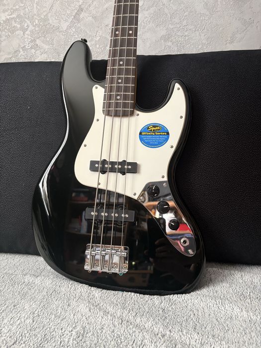 gitara basowa Squier JazzBass