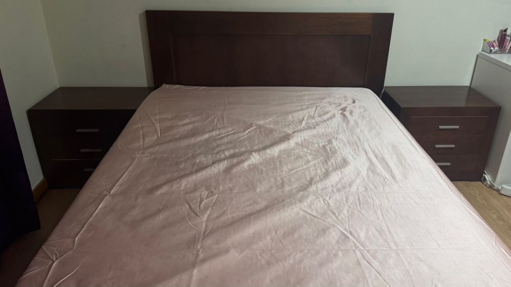 cama de casal com dois criados de madeira