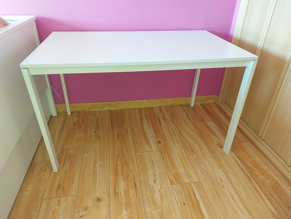 Mesa branca com superfície em melamina e estrutura de metal