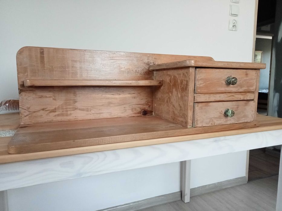 Półka w stylu rustykalnym