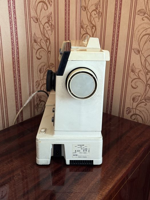 Швейная машинка оверлок Singer