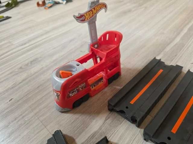 Hot Wheels tory kolejowe +zajezdnia