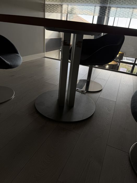 Mesa redonda castanha